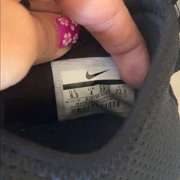 Black and White Nike tennis shoes 6.5 - Picture 4 of 7